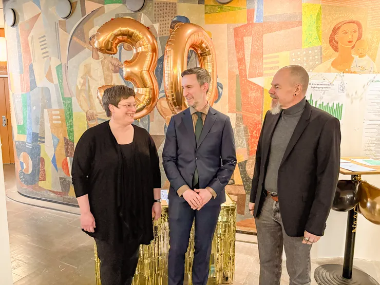 Tre personer skrattar.