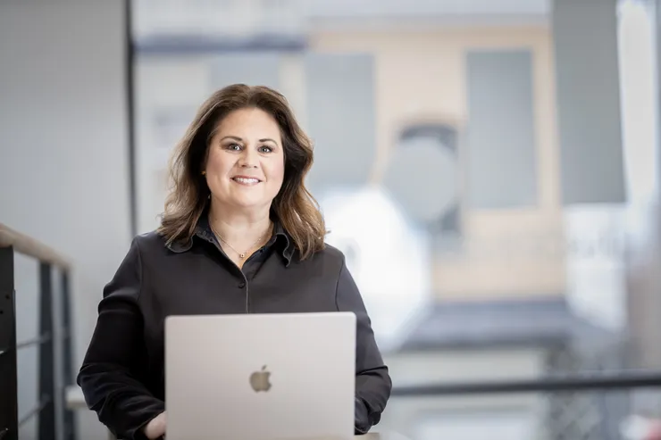 Kvinna vid en dator.