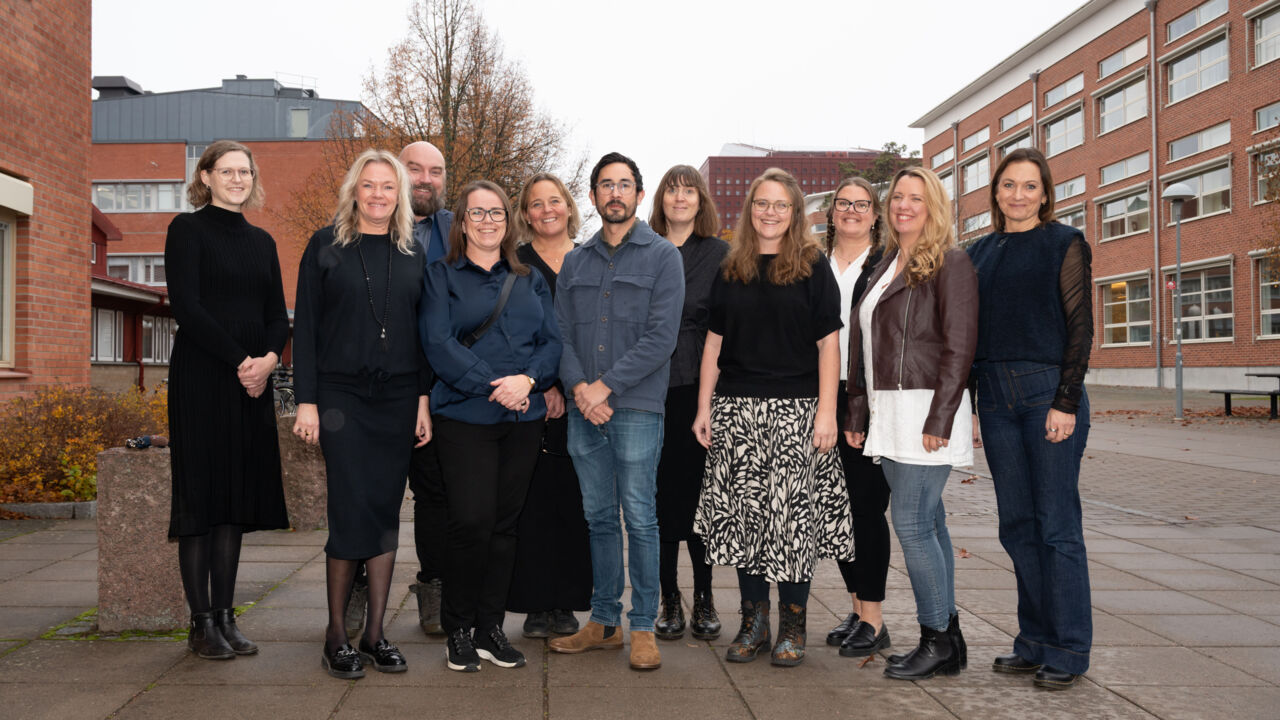 Deltagare i projektet står ute framför universitet.