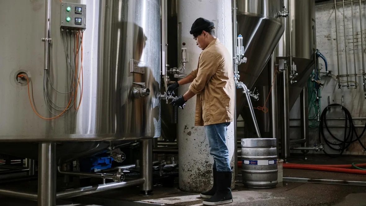En man arbetar i ett bryggeri.