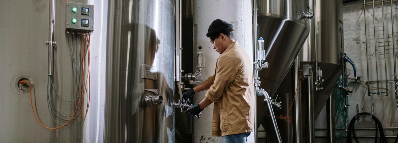 En man arbetar i ett bryggeri.