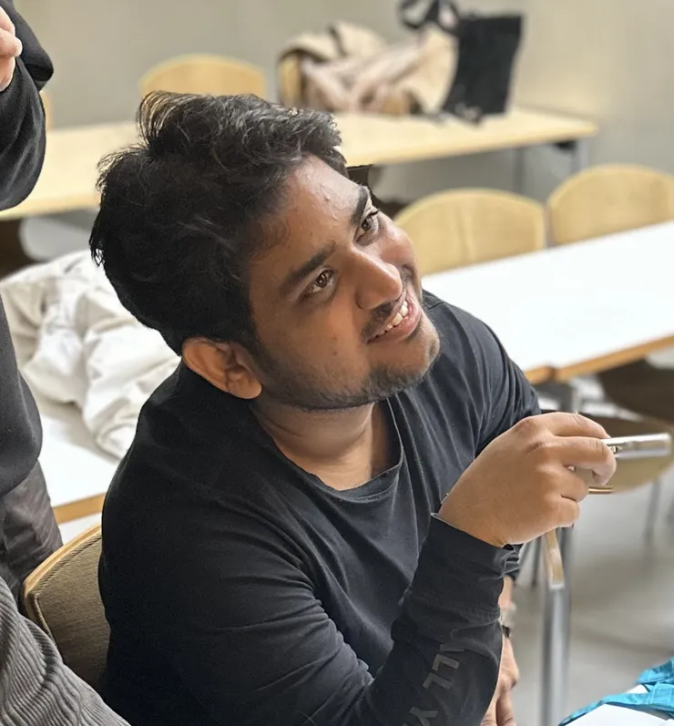 En leende man tittar upp