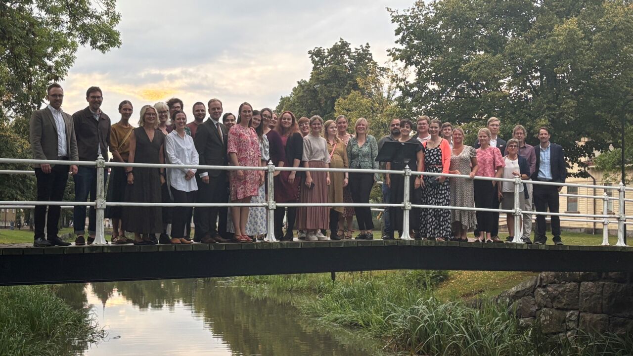 En bild på en grupp människor som står på en bro