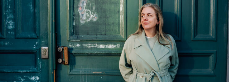 Maria Brandén framför en dörr.