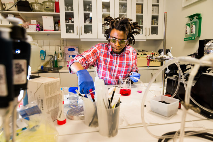 Pierre Hakizimana in the lab