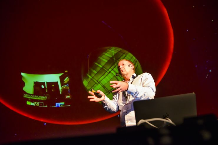 Portrait of Anders Ynnerman presenting in the dome theatre.