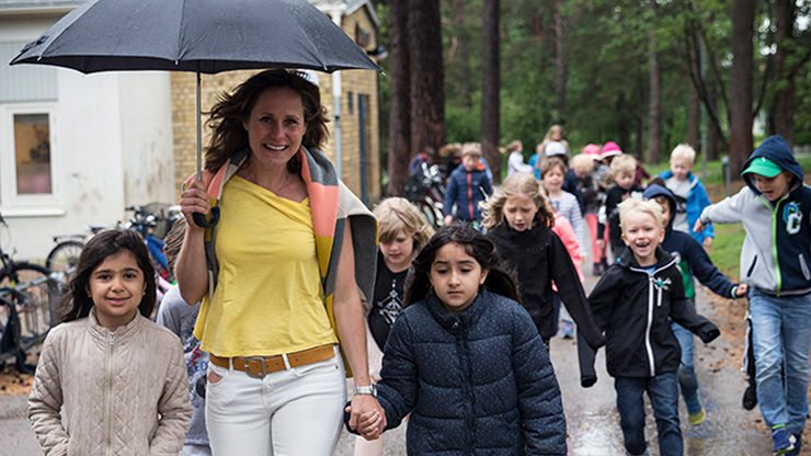 Lärare omgärdad av skolbarn