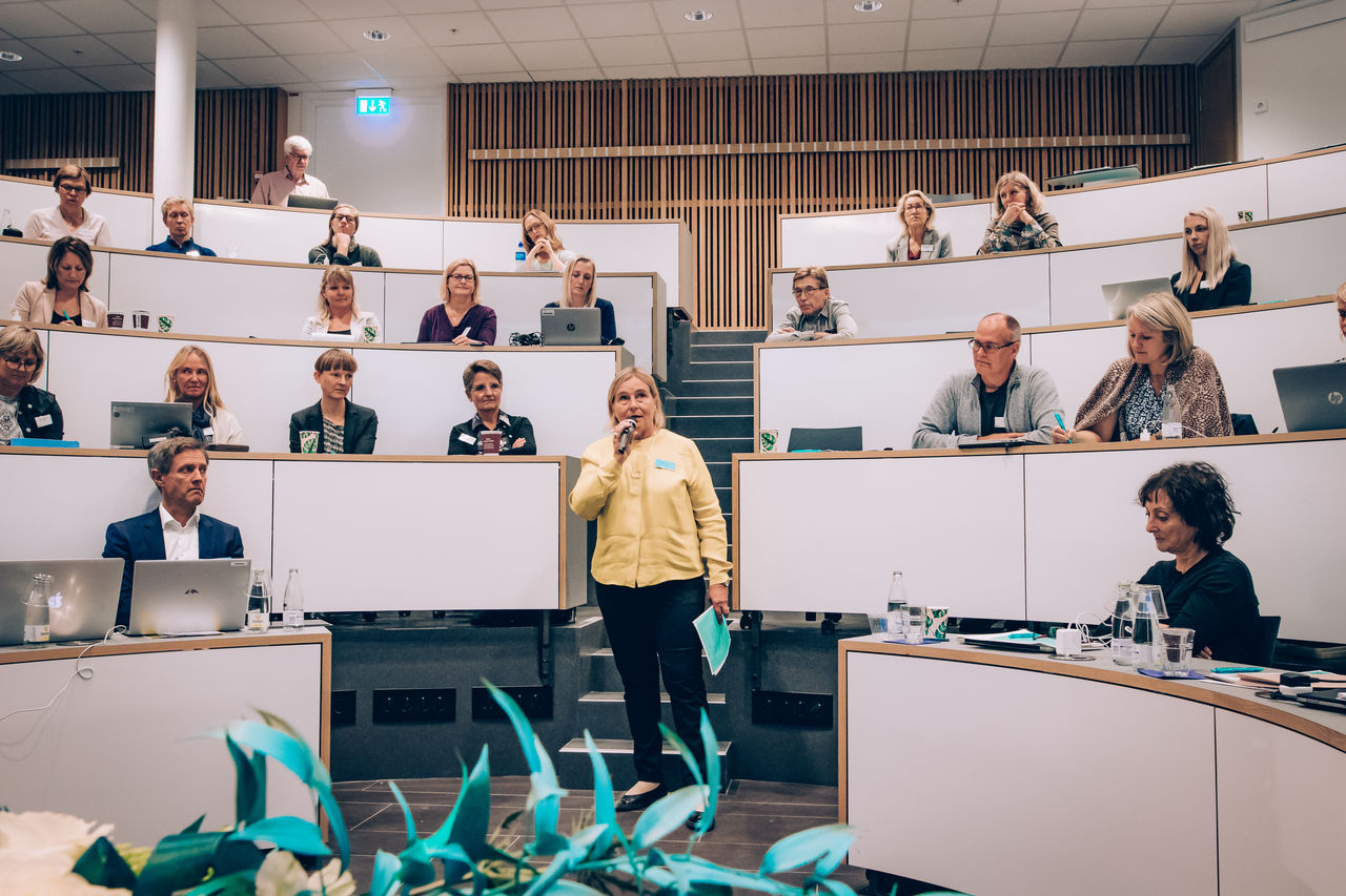 Professor Birgitta Öberg talar inför deltagarna på Nordic Back Pain-konferensen