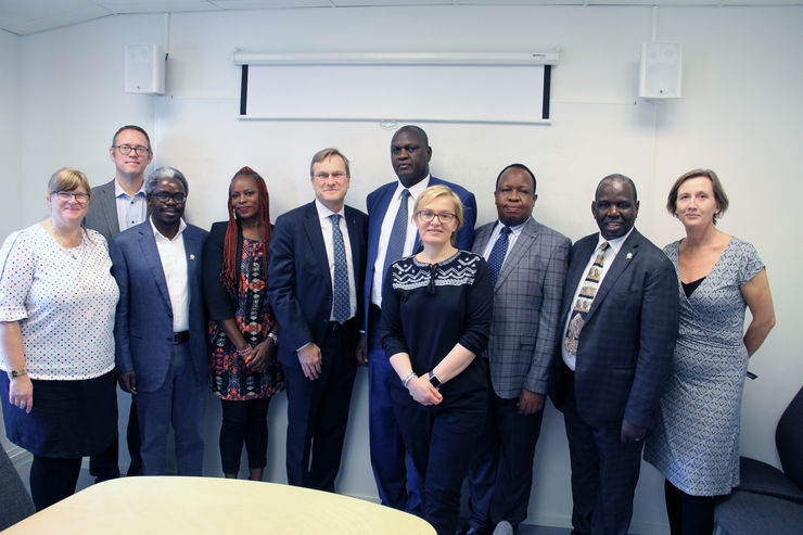 Delegationen från Kenya tillsammans med representanter från LiU och Region Östergötland. Från vänster Anna Sandelin, internationell koordinator, Medfak International, LiU, Professor Simeon Mining, Forskningsdirektör, Moi University, Dr Philip Kirwa, Verksamhetschef Reproduktiv Hälsa, Moi Teaching and Referral Hospital, Ruhija Hedza-Beganovic, Verksamhetschef International Medical Programme, RÖ, Professor Isaac Kosgey, Rektor, Moi University, dekanus Johan D Söderholm, Medicinska fakulteten, LiU, Sabina Kinywa, Internationell Koordinator, Medfak International, LiU, Professor Lukoye Atwoli, Dekan Medicinsk fakulteten, Moi University, Peter Berggren, Forskningskoordinator, International Medical Programme, RÖ, Kerstin Hawkins, Avdelningschef Studentenheten Medicinska fakulteten, LiU.