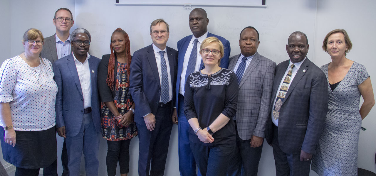 Delegationen från Kenya tillsammans med representanter från LiU och Region Östergötland. Från vänster Anna Sandelin, internationell koordinator, Medfak International, LiU, Professor Simeon Mining, Forskningsdirektör, Moi University, Dr Philip Kirwa, Verksamhetschef Reproduktiv Hälsa, Moi Teaching and Referral Hospital, Ruhija Hedza-Beganovic, Verksamhetschef International Medical Programme, RÖ, Professor Isaac Kosgey, Rektor, Moi University, dekanus Johan D Söderholm, Medicinska fakulteten, LiU, Sabina Kinywa, Internationell Koordinator, Medfak International, LiU, Professor Lukoye Atwoli, Dekan Medicinsk fakulteten, Moi University, Peter Berggren, Forskningskoordinator, International Medical Programme, RÖ, Kerstin Hawkins, Avdelningschef Studentenheten Medicinska fakulteten, LiU.