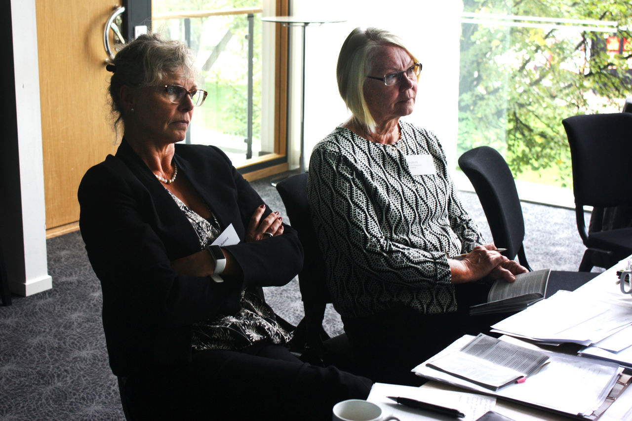 Lotta Lindh Åstrand och Birgitta Ek sitter och lyssnar under fördjupningskursen.