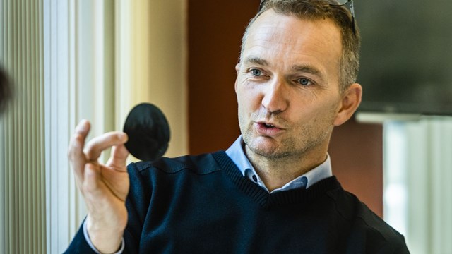 Professor Magnus Berggren med pappret som kan lagra energi