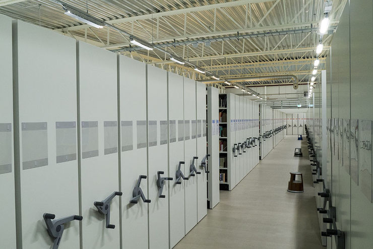 Compactus-hyllor i ett bokmagasin.