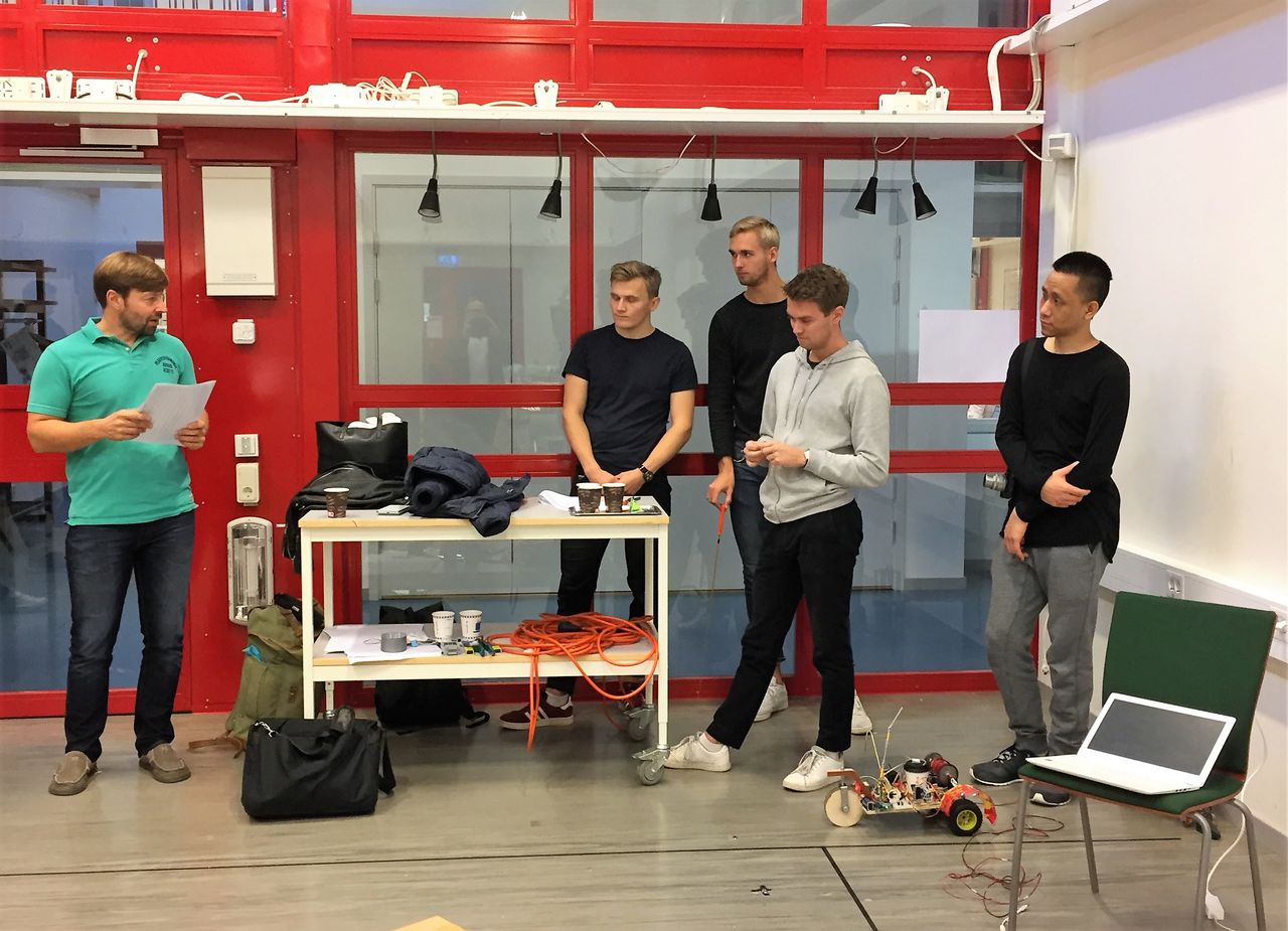 studenter och lärare i labmiljö