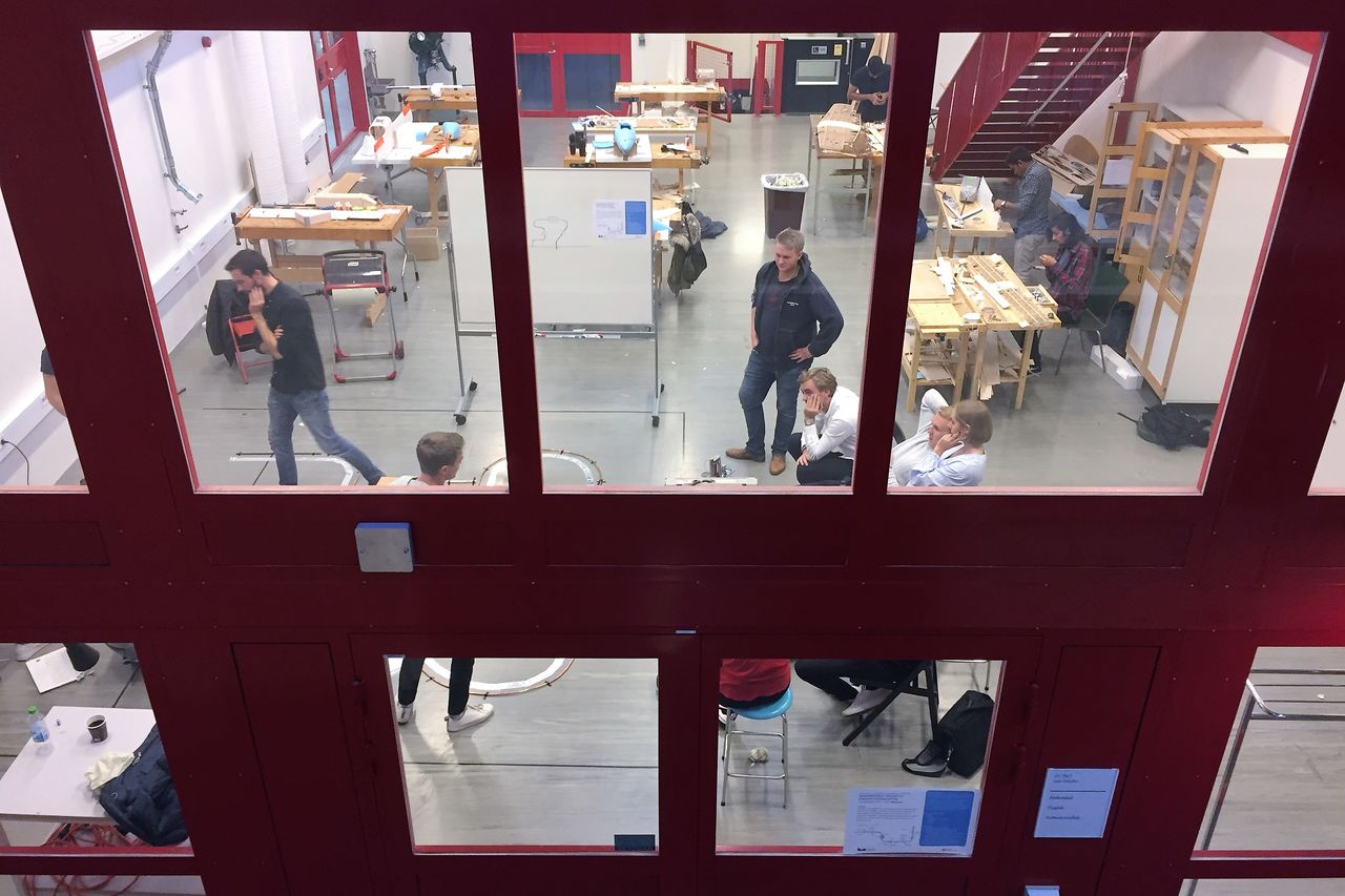 studenter och lärare i labmiljö