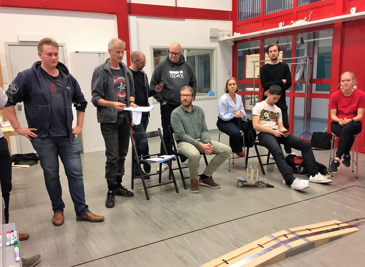 studenter och lärare i labmiljö