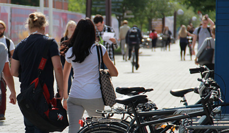 Studenter promenerar på Corson, Campus Valla.