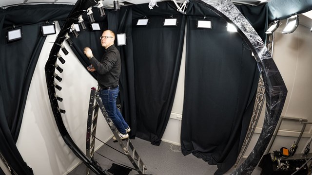 Jonas Unger i den stora 3D-skannern i nya VR-labbet i Kopparhammaren 2.