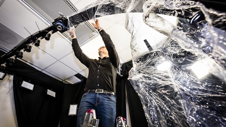 Jonas Unger installerar nya VR-labbet i Kopparhammaren 2. Här avlägsnas skyddsfilm från 3D-skannern som transporterats från annan plats.