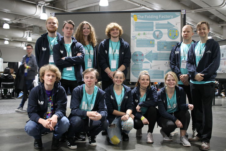 LiU:s iGEM-lag 2018 uppställda framför sin poster under presentationen i Boston.