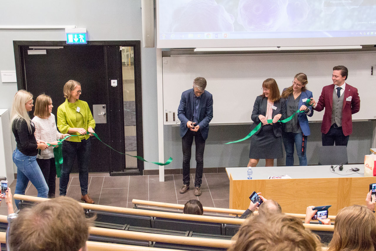 Fredrik Elinder, the prodean of the Faculty of Medicine and Health Sciences officially opened the event by cutting the tape. 