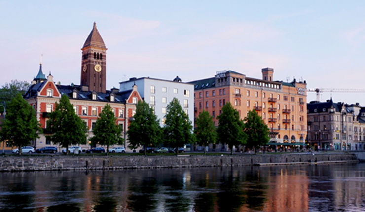 Vy över vattnet mot Grand Hotell, Norrköping