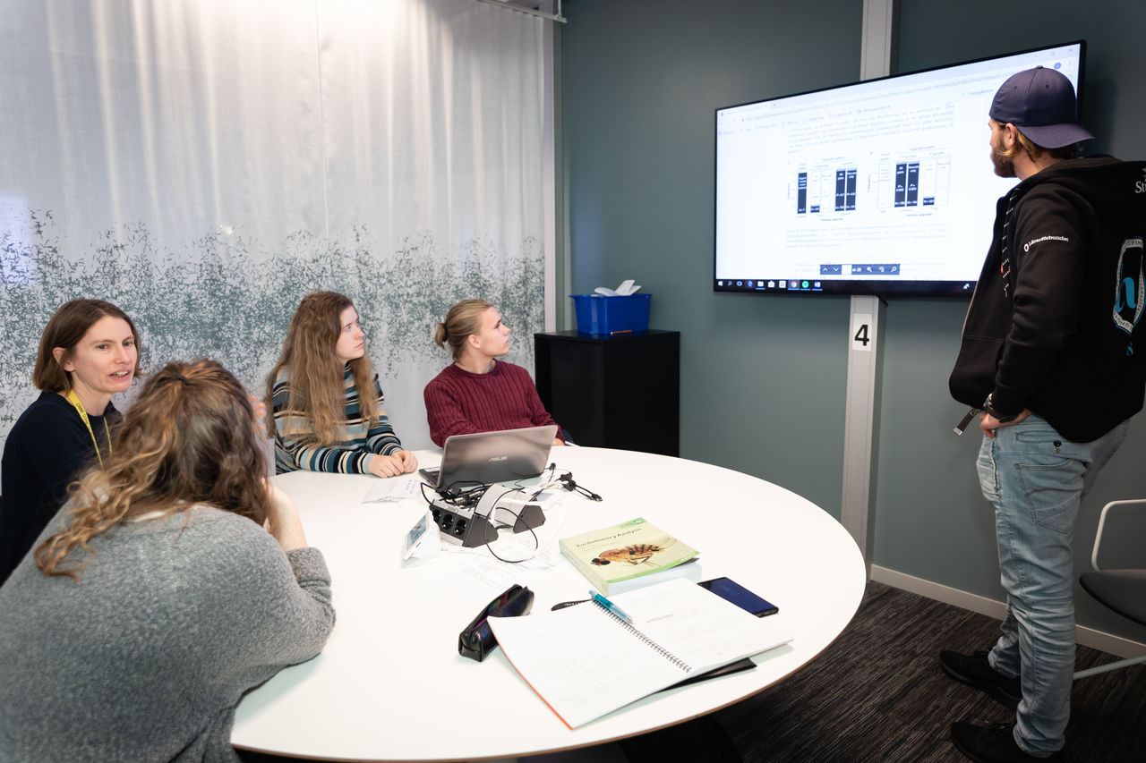 Biologistudenter och gymnasielärarstudenter läser en kurs i evolution tillsammans över programgränserna. Undervisningen sker i universitetets Active Learning Classroom-sal i C-huset, Campus Valla.