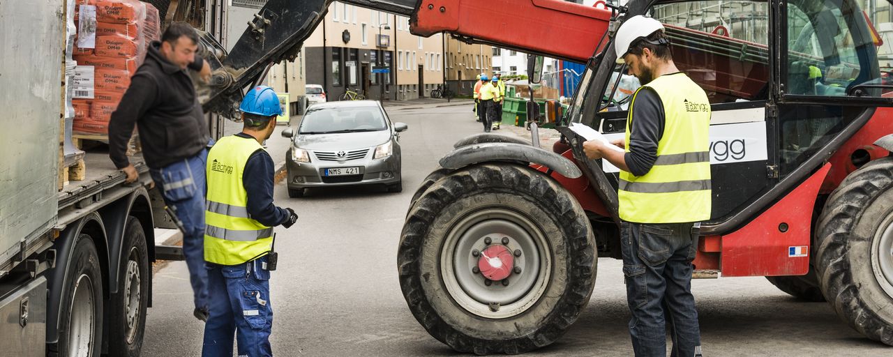 Byggarbetare i stadsmiljö