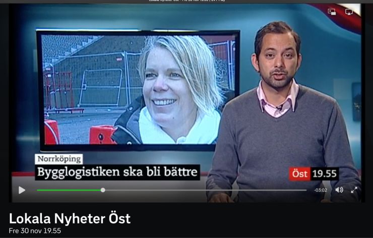 Bild på TV-skärm som visar SVT Öst studio i sändning.