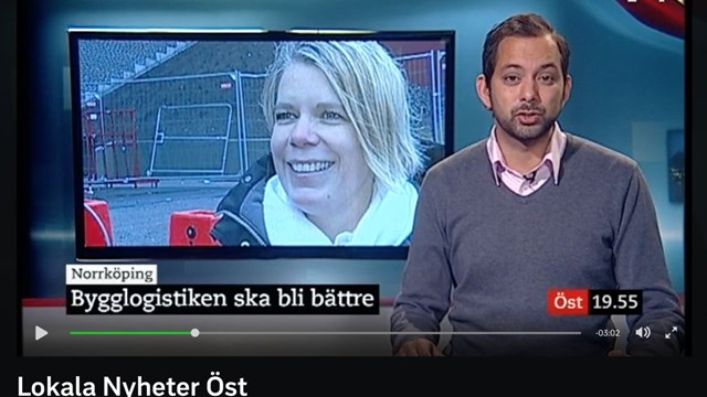 Bild på TV-skärm som visar SVT Öst studio i sändning.