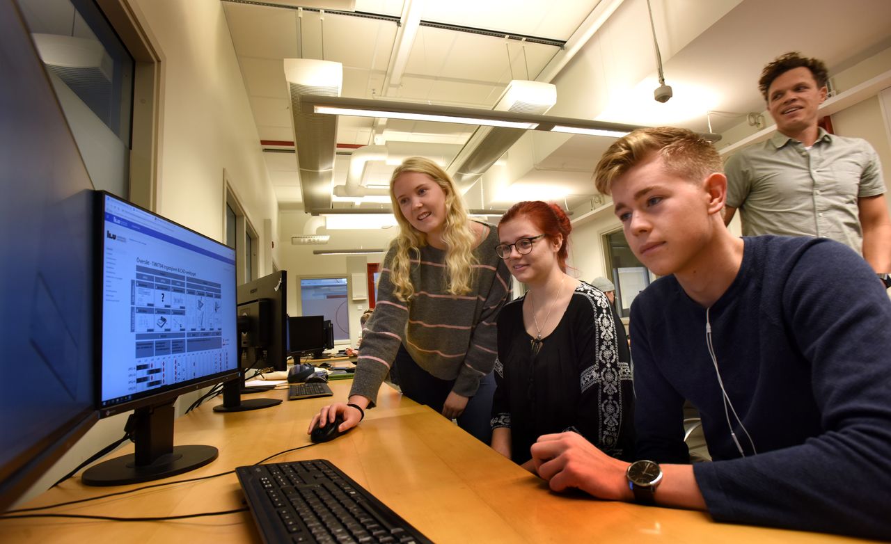 Studenter vid en dator