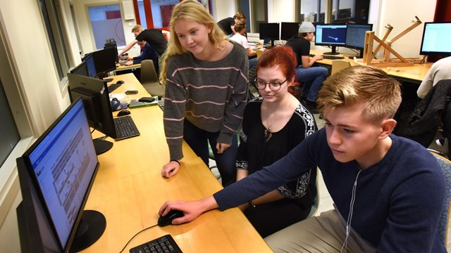 Frida Nilsson, Maija Reveny och Pontus Karlsson är blivande civilingenjörer i maskinteknik och läser kursen Ingenjören och CAD-verktyget, eller ”katapultkursen”, där studenterna får konstruera en katapult.
Foto Göran Billeson