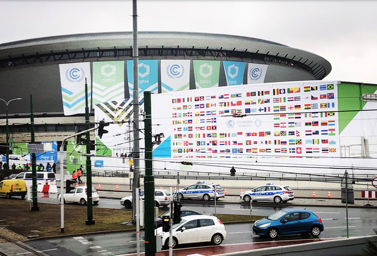 COP24 konferenskomplexet med deltagarländernas nationsflaggor.