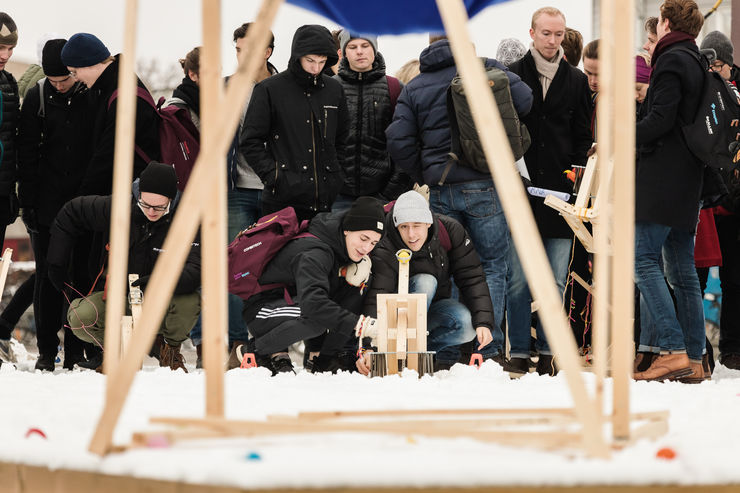 Unga människor skjuter med små kastmaskiner