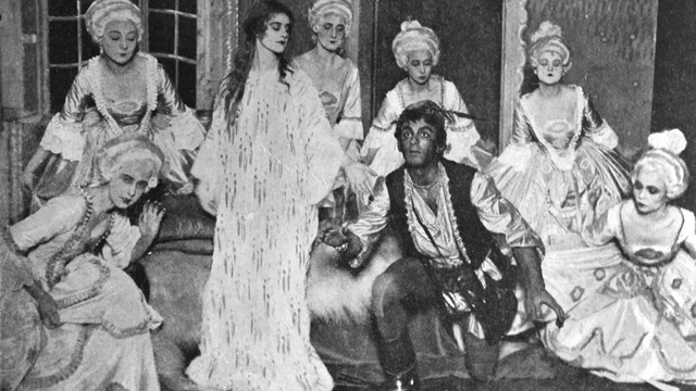 Grupp av skådespelare i sagospelet "Det var en gång" med Olga Raphael som prinsessan och Semmy Friedman som prinsen.