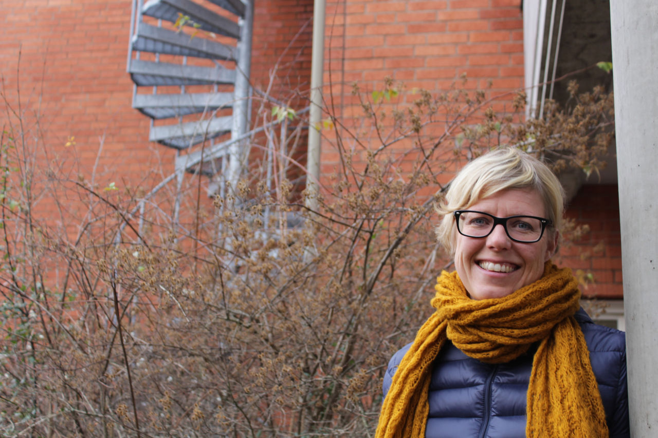 Klimatforskaren Eva Lövbrand fotograferad utanför Temahuset.