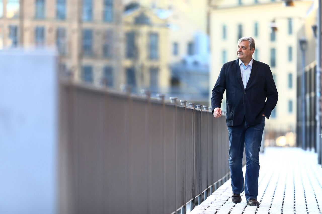 Long shot of Igor Zozoulenko walking outside a building at campus Norrköping.