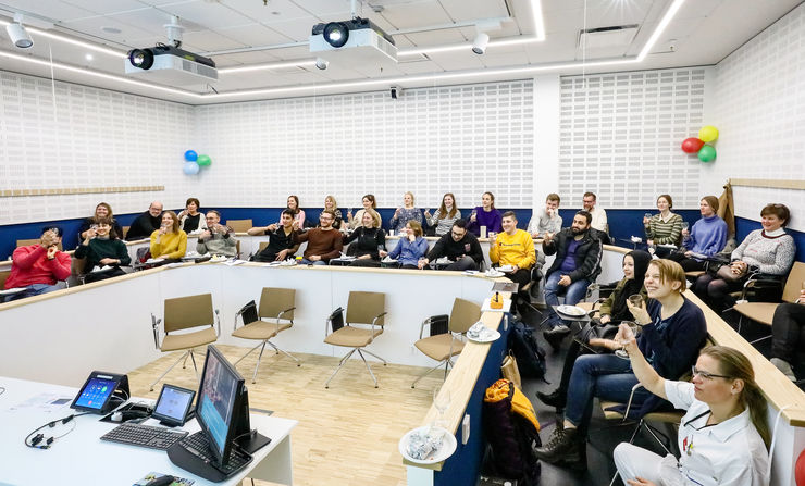 Studenterna i ViN-gården skålade, med alkoholfritt i glasen, tillsammans med de andra studieorterna över att det nya decentraliserade läkarprogrammet invigts.