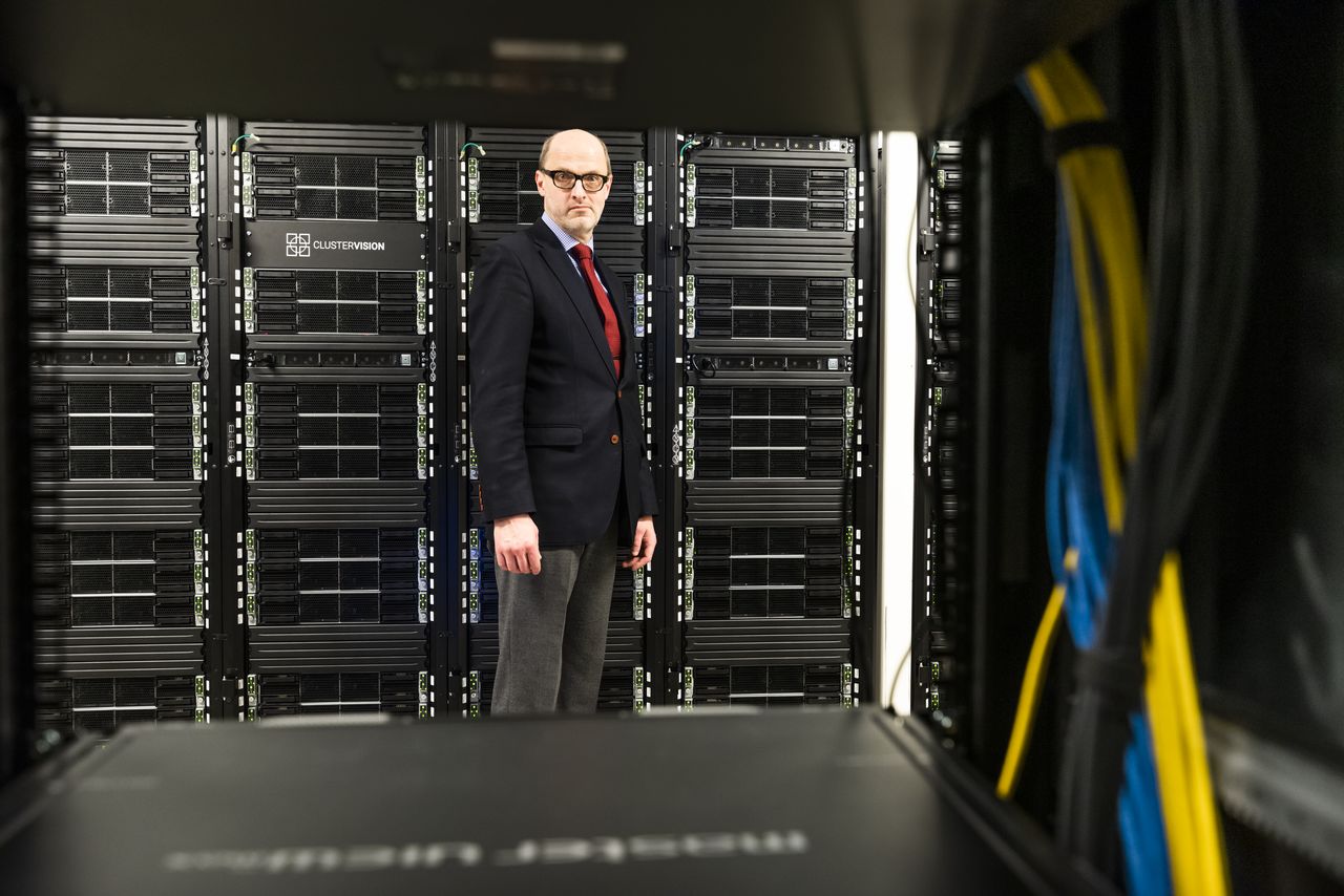 Niclas Andersson next to a supercomputer.