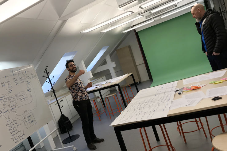 Ahmet Börütecene visar laboratoriet för interaktionsdesign 