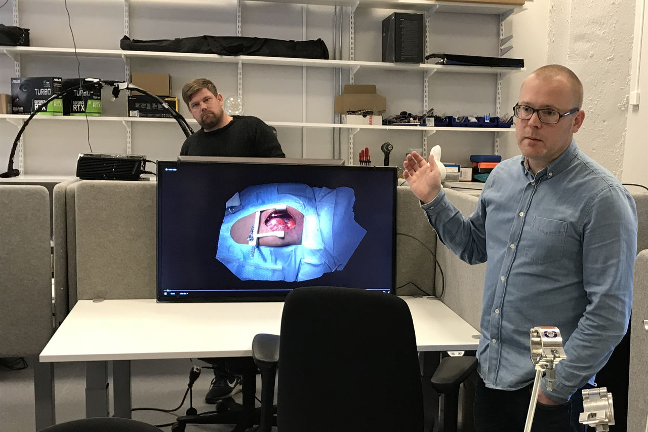 Jonas Unger in the computer graphics lab, with a beating child’s heart in the background.