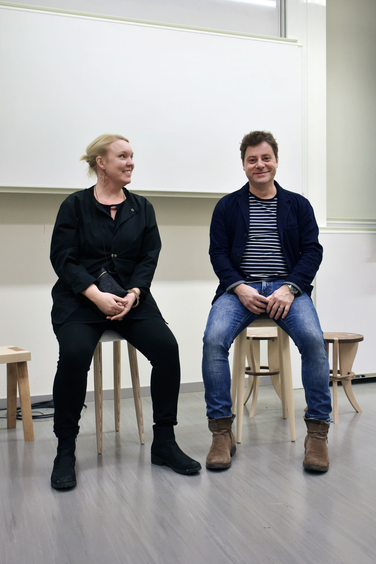 Kursansvariga Stina Gunnarsson och David Eklöf provsitter pallar