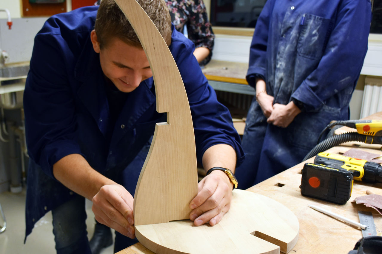 Student konstruerar sin pall i kursen träteknik-produktframtagning
