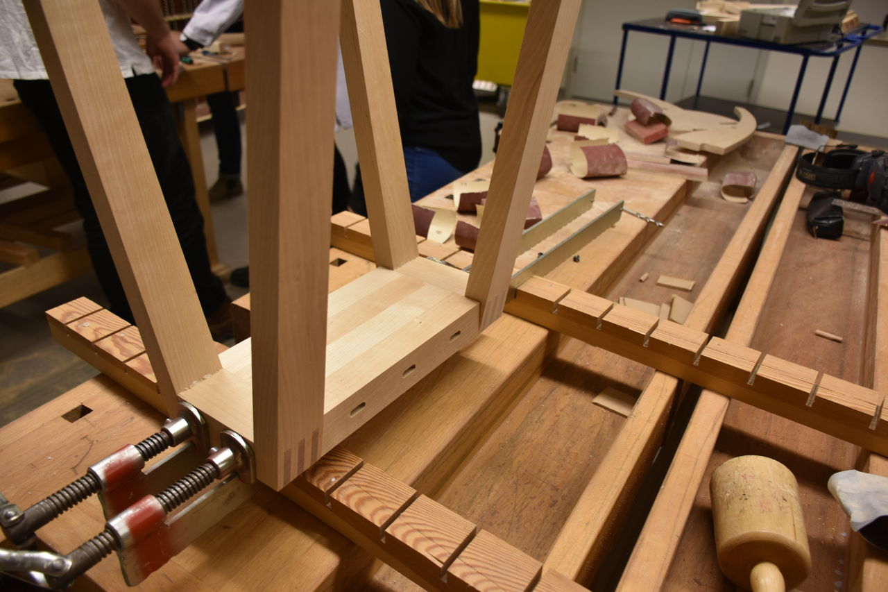 En nästan helt färdig pall i skruvstäd under limning.