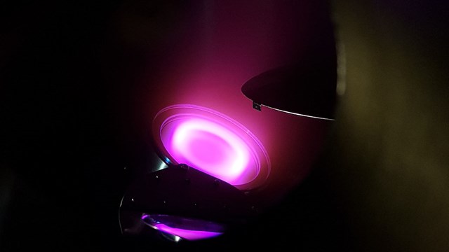 Bilden föreställer ett plasma i en ytbeläggningsutrustning