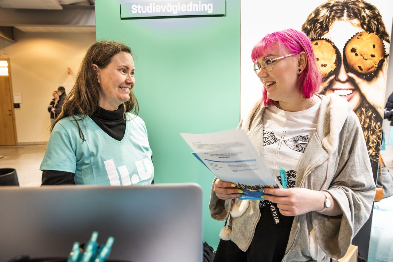 Blivande student som pratar med en studievägledare