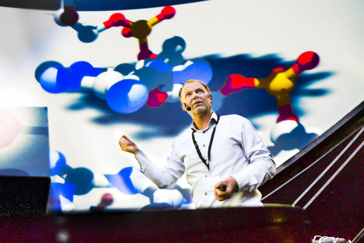 Portrait of Anders Ynnerman presenting in the dome theatre.