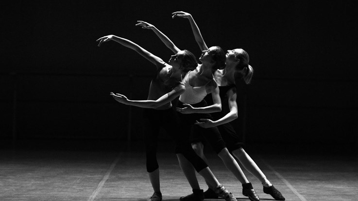 Tre balettdansöser. Foto: Pixabay.com