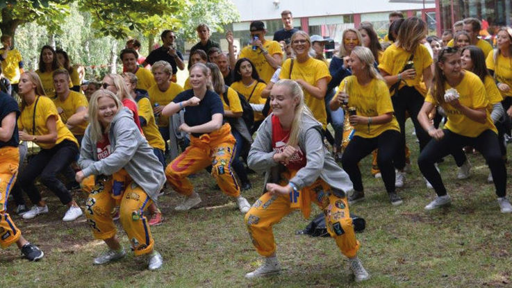 Nollan och faddrar dansar nolledans. Affärsjuridiska programmen 2017/2018 