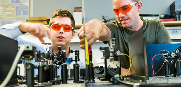 Jonathan Jogenfors and Niklas Johansson working in the lab